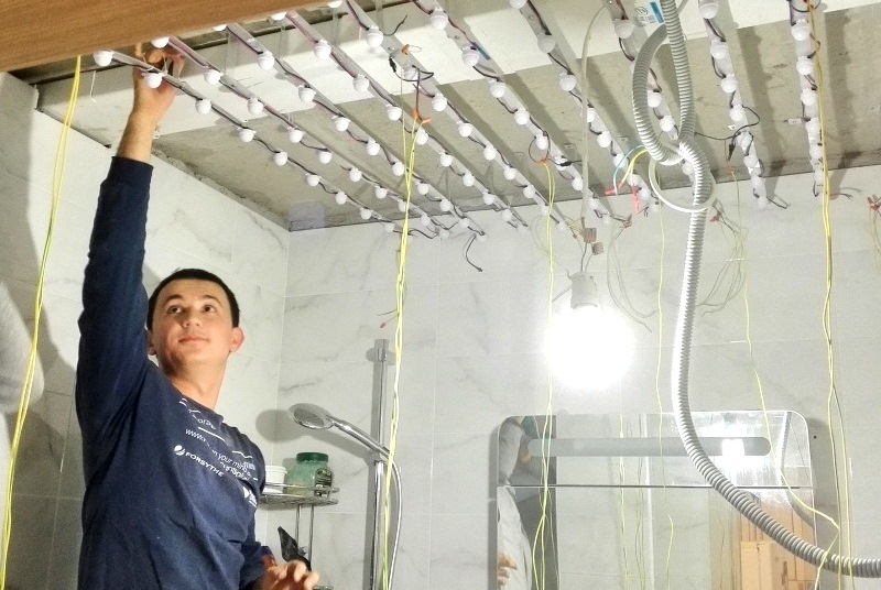 Установка пиксельных модулей на потолок.jpg