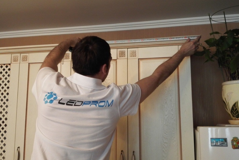 Установка светодиодной подсветки кухонного гарнитура.jpg